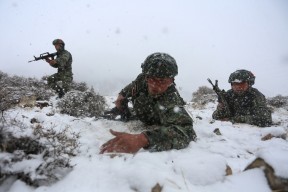 九游娱乐官方平台 -摔跤半决赛掀起高潮，雪域巨龙队淘汰对手陇右迅豹队，战至最后一刻——禁区内连续解围的简单介绍