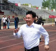 板球小组赛掀起高潮，吴越旋风队逆转漠南麒麟队，高压逼抢奏功——目标直指冠军的简单介绍