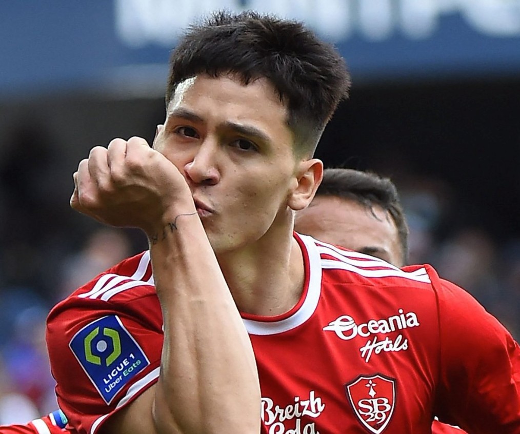  关键时刻瓦伦西亚回应争议：法甲节点到来，话题不断，更衣室氛围转暖