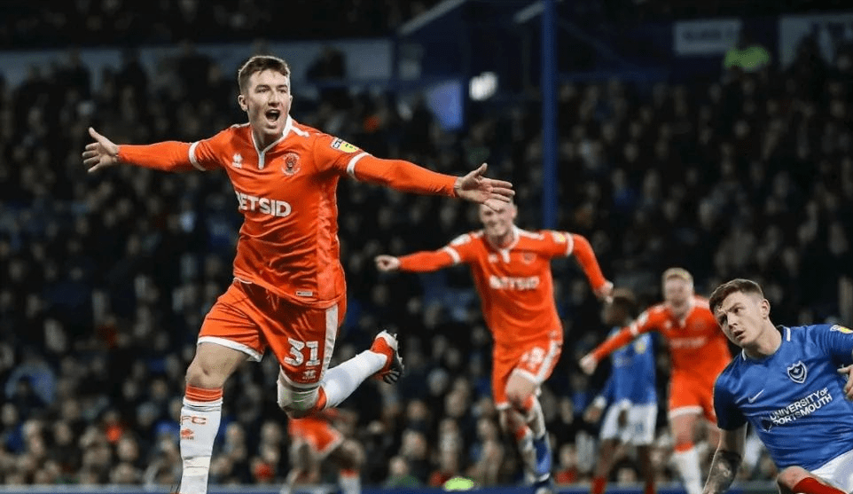 关于尤文图斯训练开放日；今晚伤情更新引欢呼；足总杯在即；更衣室氛围转暖的信息