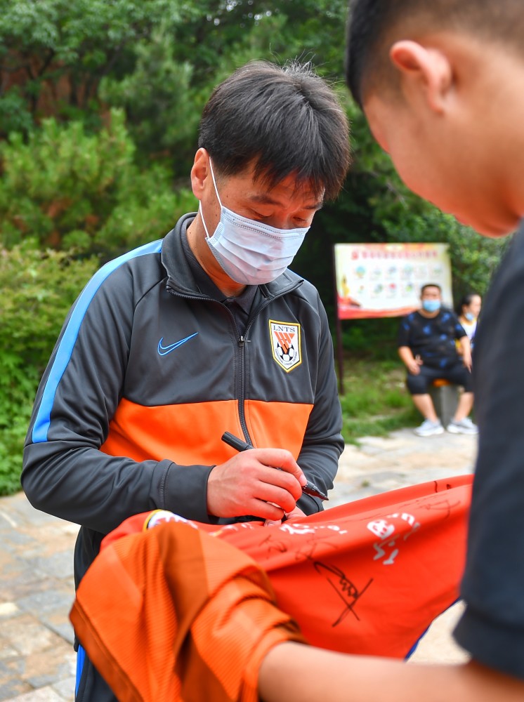 英超赛前走向成谜，夏洛特黄蜂强势反弹，悬念犹存，医务组通报恢复(英超比赛在线观看)