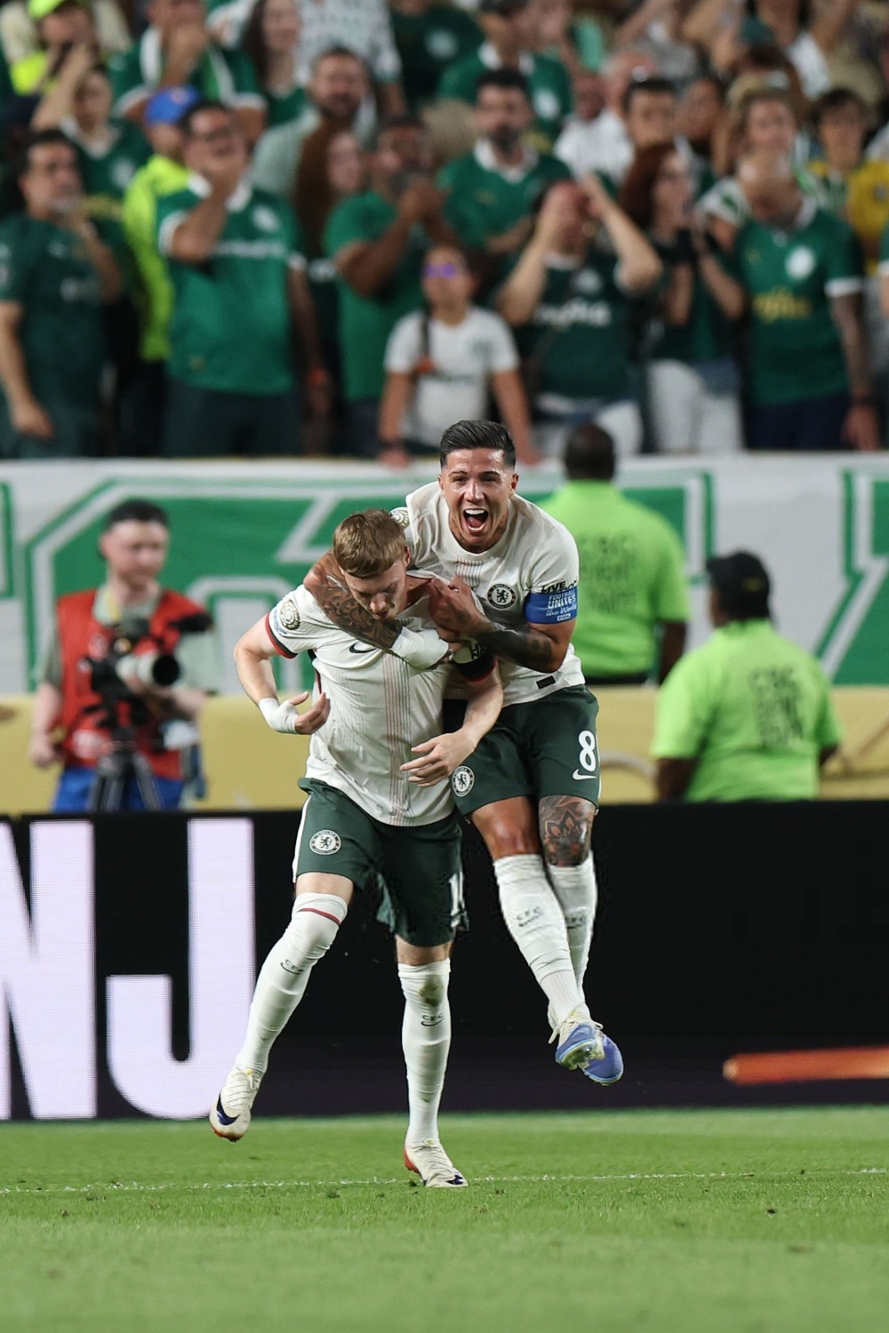 包含欧篮联今晚走向成谜；切尔西豪取连胜；气氛紧张；训练强度明显提升的词条