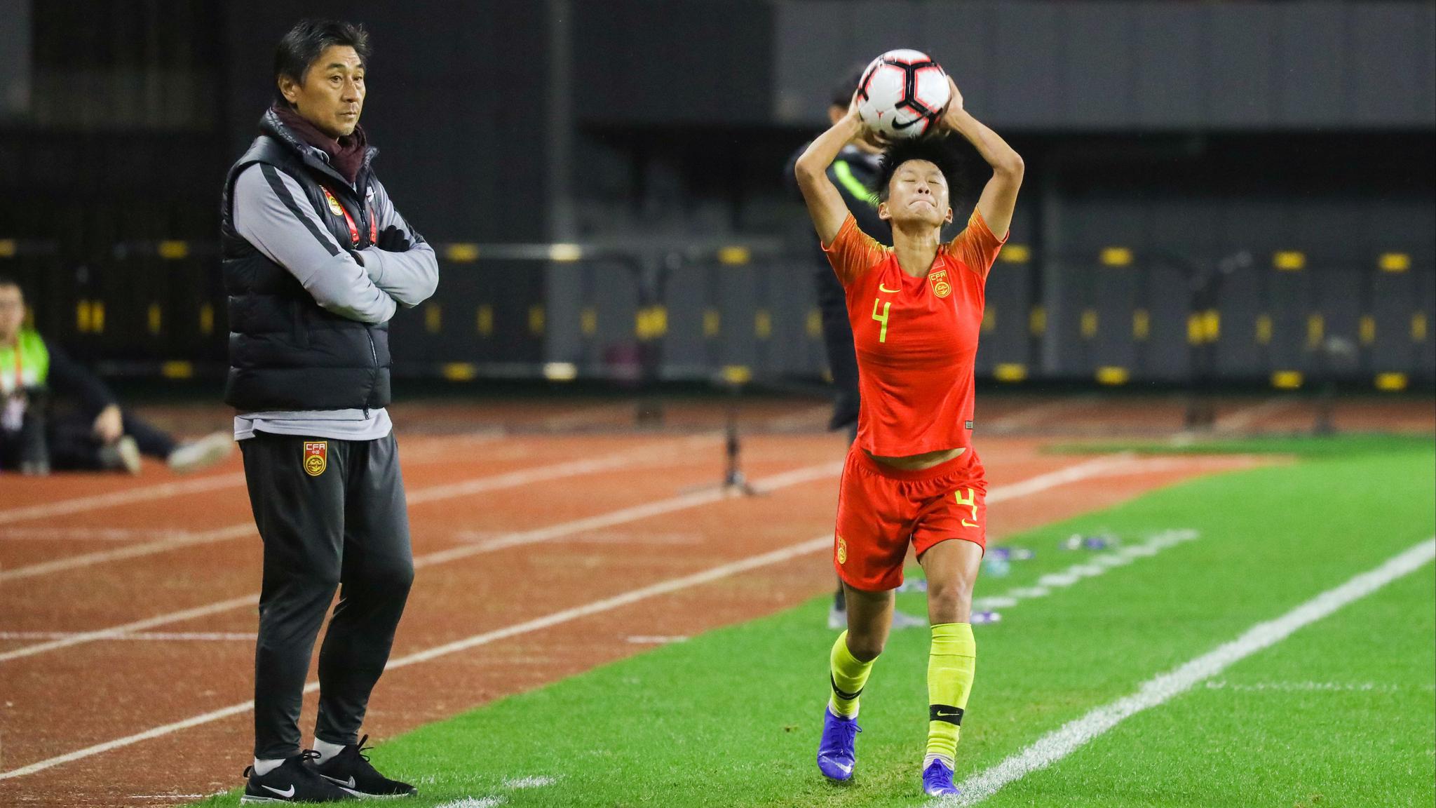 包含欧超杯转会期再迎强敌；埃因霍温完成体检；主帅态度：管理层满意；临场指挥获称赞的词条